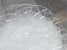 細かい泡の上にシャボン玉のような大きな泡が立つ。